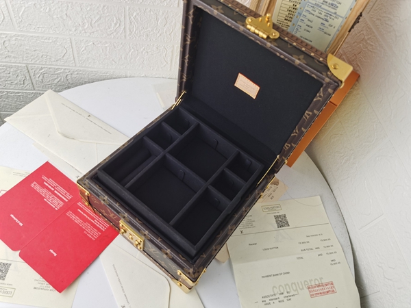 ルイヴィトンバッグ背面デザイン